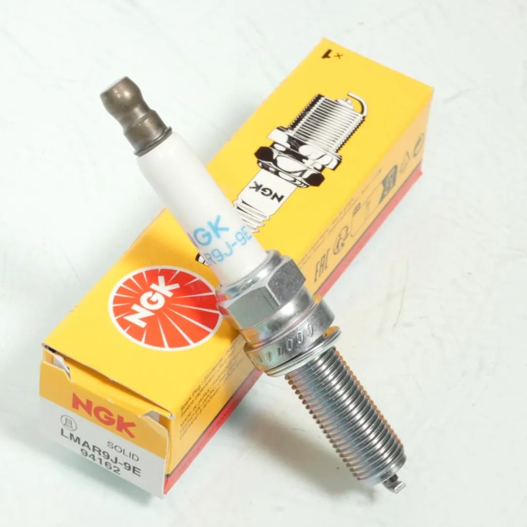 NGK LMAR9J-9E Bougie - Zilver