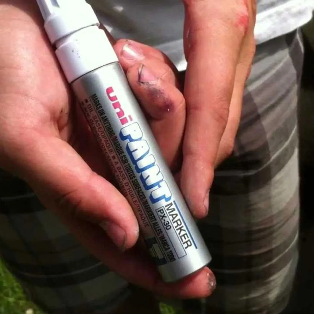 UNI Paint PX-30 Witte Paint Marker - 4 - 8,5 mm Beitelpunt - Verfstift Op Oliebasis, Geschikt Voor Vele Ondergronden Zoals; Glas, Papier, Ceramiek, Plastic of Metaal