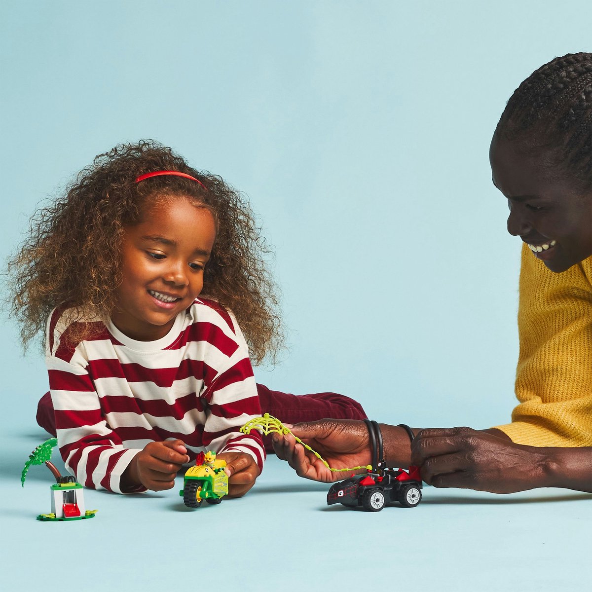 LEGO Marvel Spidey en zijn geweldige vriendjes Spin en Electro achtervolging met dinosaurusvoertuigen - 11198