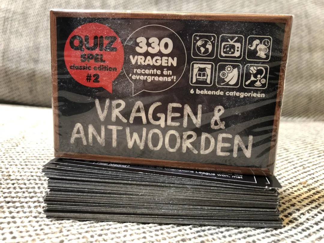 Vragen & Antwoorden #2 - Kaartspel - Pocketformaat Trivia Quiz en Aanvulset / Uitbreiding - 330 NIEUWE NEDERLANDSE VRAGEN!