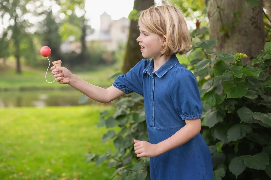BS Toys Kendama IJsje - Houten Behendigheidsspel - Rood/Lichtbruin