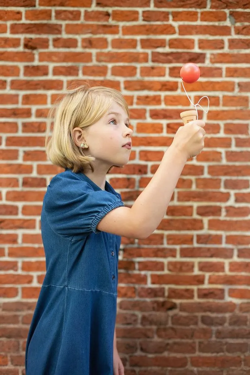 BS Toys Kendama IJsje - Houten Behendigheidsspel - Rood/Lichtbruin