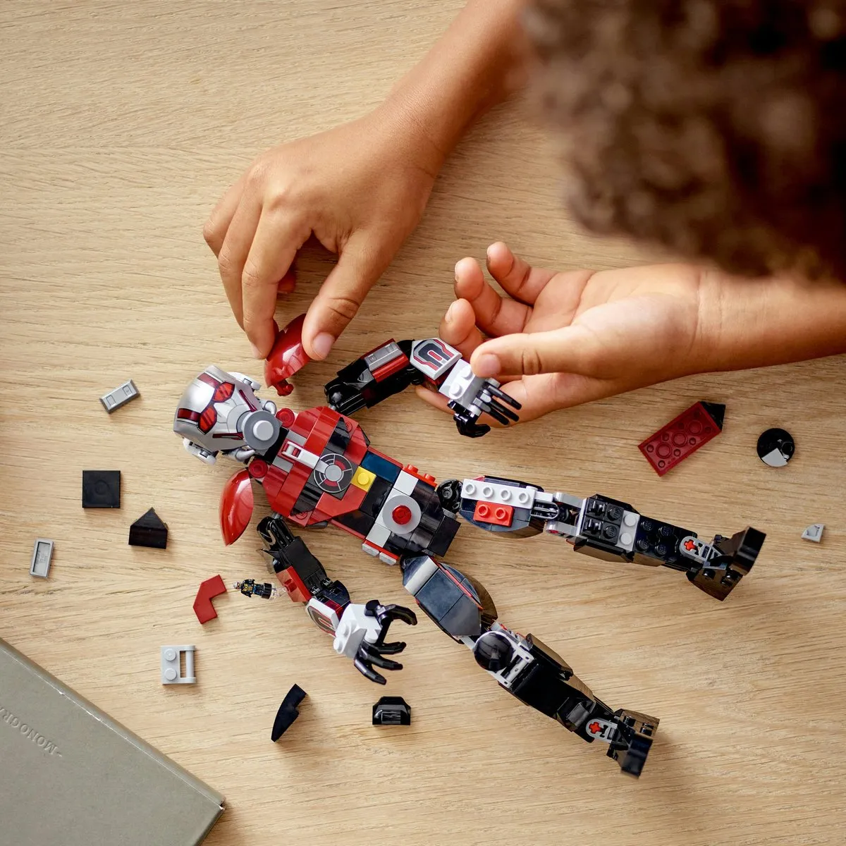 LEGO Marvel Ant-Man Actiefiguur 76256 - 289 Stukken - Zwart/Rood