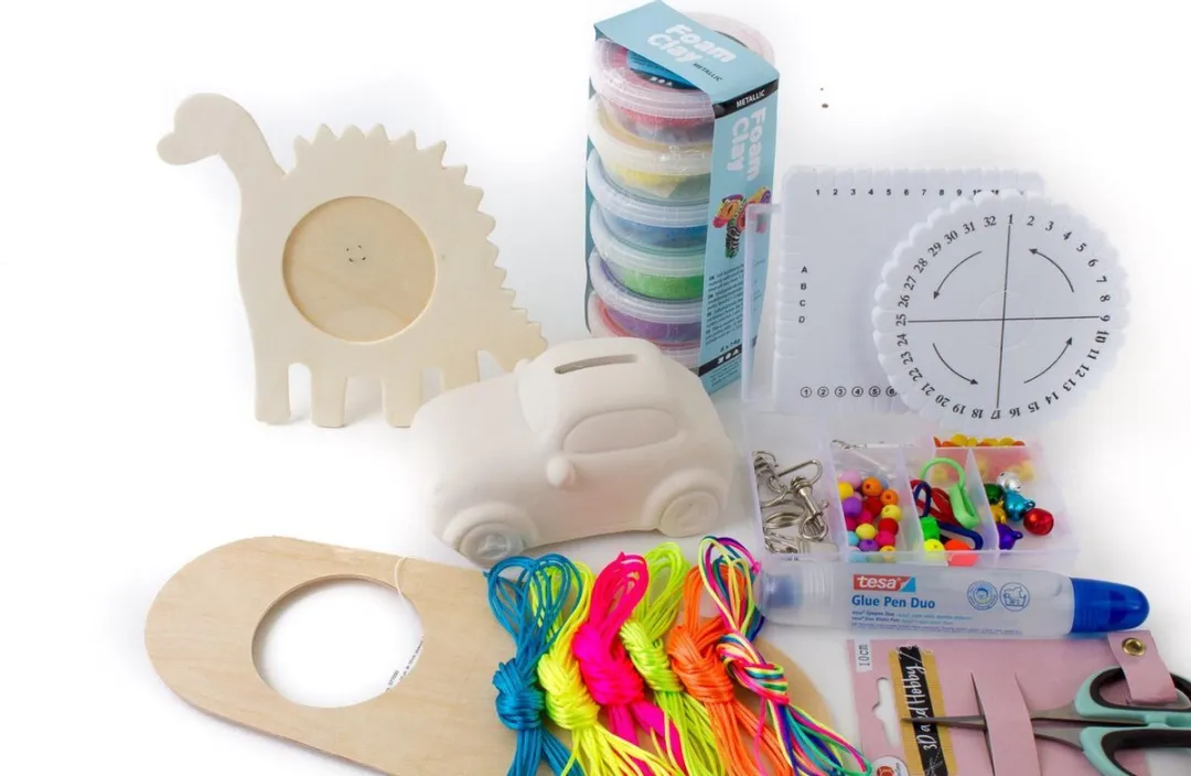 Speciaal knutselpakket in opberg box foam clay satijnkoord compleet creatief luxe kinderen metallic neon 1mm kumihimo schijven stoere armbandjes met doodshoofd terracotta auto dinosaurus fotolijst deurhanger uniek sint kerst schoen cadeau