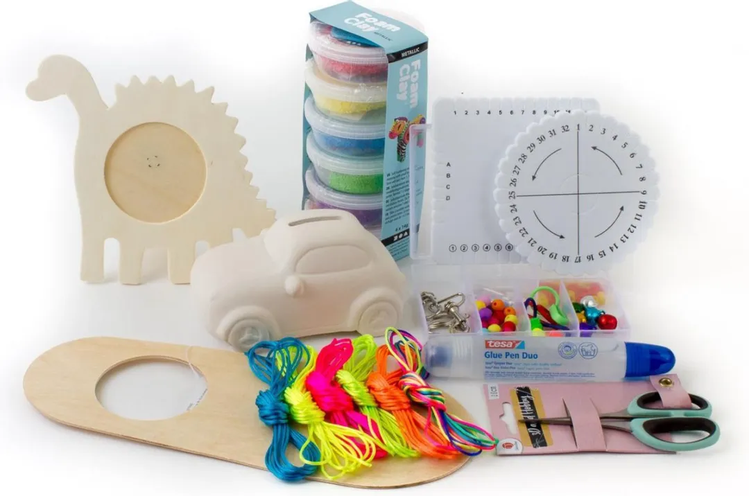 Speciaal knutselpakket in opberg box foam clay satijnkoord compleet creatief luxe kinderen metallic neon 1mm kumihimo schijven stoere armbandjes met doodshoofd terracotta auto dinosaurus fotolijst deurhanger uniek sint kerst schoen cadeau