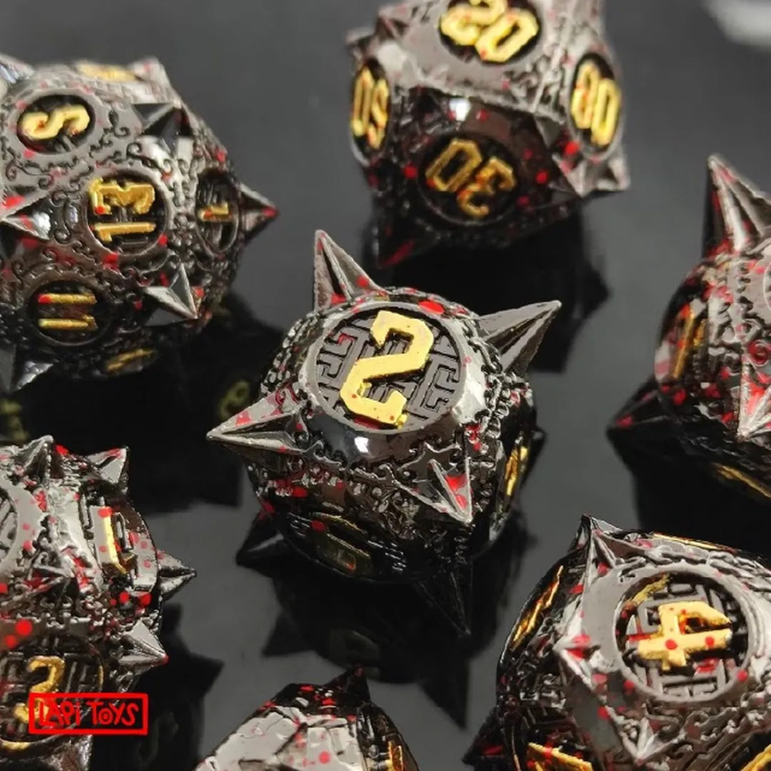 Lapi Toys - Dungeons and Dragons dobbelstenen - DnD Dice - Polydice - Dobbelstenen Dungeons Dragons - Metal dice - Metalen Dobbelstenen - DnD Dice Set - 1 set (7 stuks) - Metaal - Zwart - Goudkleurig