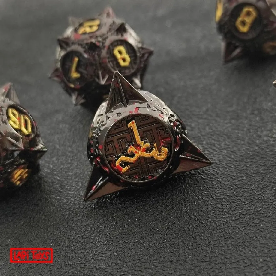Lapi Toys - Dungeons and Dragons dobbelstenen - DnD Dice - Polydice - Dobbelstenen Dungeons Dragons - Metal dice - Metalen Dobbelstenen - DnD Dice Set - 1 set (7 stuks) - Metaal - Zwart - Goudkleurig