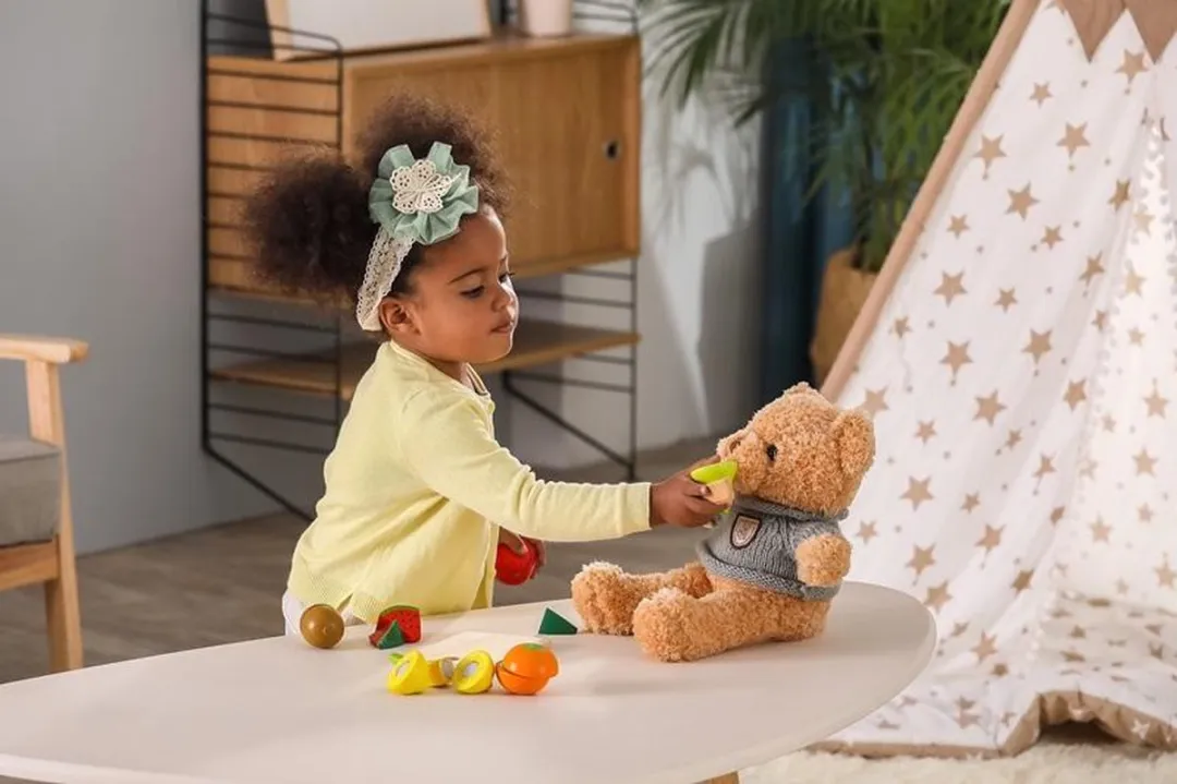 Viga Toys Snijset Fruit in Kistje 17-delig - Houten Speelgoed met Mesje en Snijplank - Fruitsoorten met Klitteband voor Educatief Spel - Geschikt voor Kinderen vanaf 2 jaar