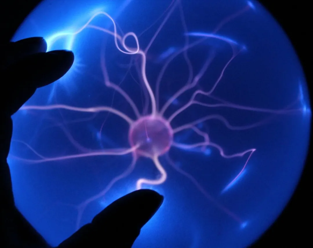 Plasma Lamp 20 cm – Blauwe Plasma Ball met Geluidssensor – Aanraakgevoelig Lichteffect