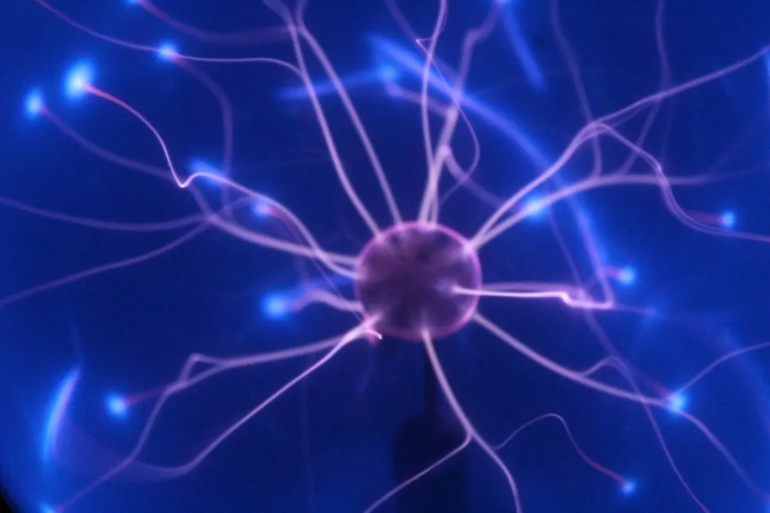 Plasma Lamp 20 cm – Blauwe Plasma Ball met Geluidssensor – Aanraakgevoelig Lichteffect