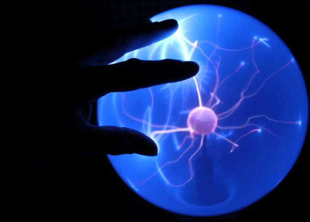 Plasma Lamp 20 cm – Blauwe Plasma Ball met Geluidssensor – Aanraakgevoelig Lichteffect