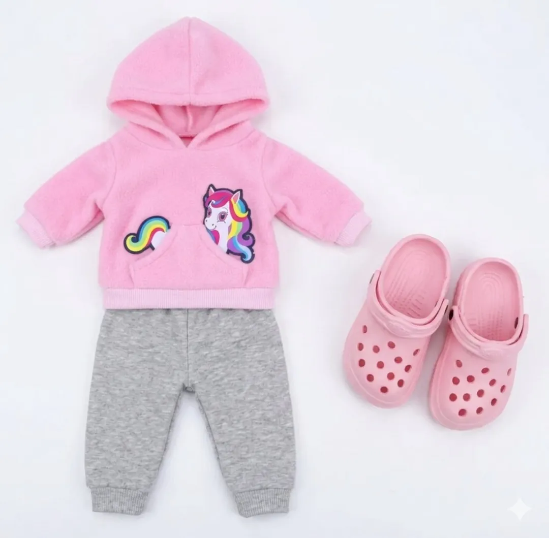 Roze-Grijs Unicorn Joggingpak met Crocs – “Geschikt voor Baby Born” – Accessoire en Kleertjes voor je 36 & 43 cm Baby Born Pop