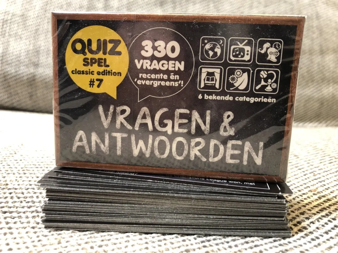 Vragen & Antwoorden #7 - Kaartspel - Pocketformaat Trivia Quiz en Aanvulset / Uitbreiding - 330 NIEUWE NEDERLANDSE VRAGEN!