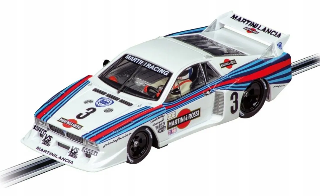 Carrera Evolution Lancia Beta Montecarlo Martini Racing 1:32 - Blauw/Rood/Wit