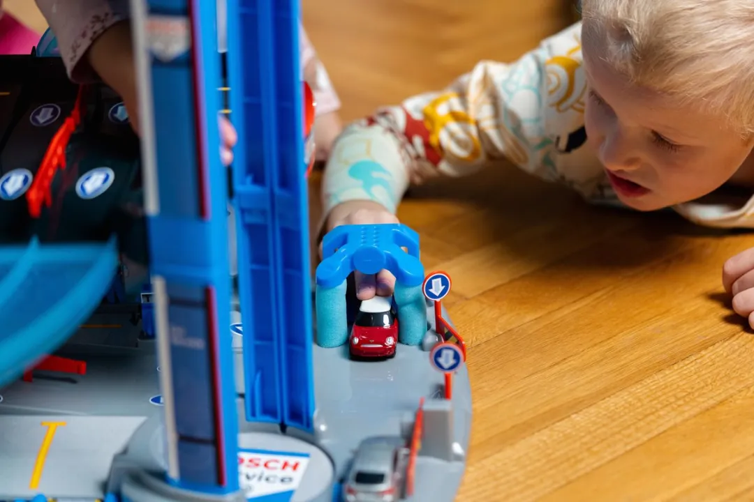 Klein Toys Bosch Mini Speelgoed Parkeergarage 2813 - Meerkleurig