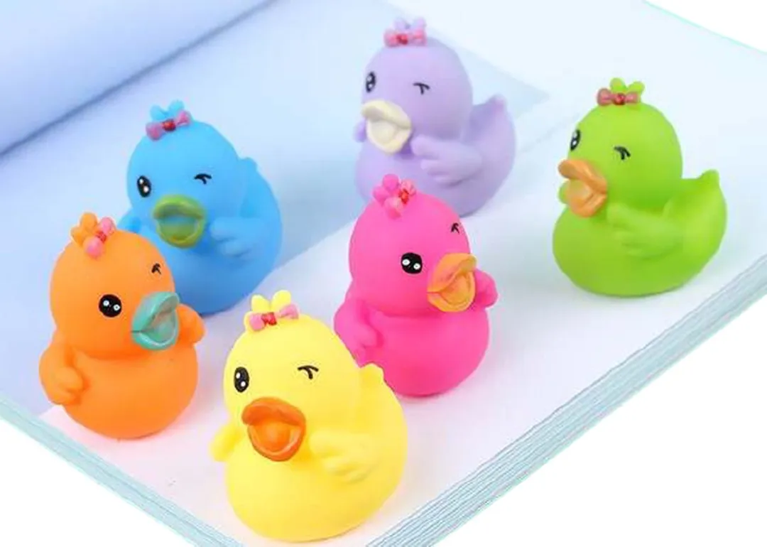 12 Gekleurde badeenden met knipoog- Badspeelgoed - Gekleurde eenden 5x5x6 cm - Badeenden set - Rubberen eendjes - bad eendjes - uitdeel kado