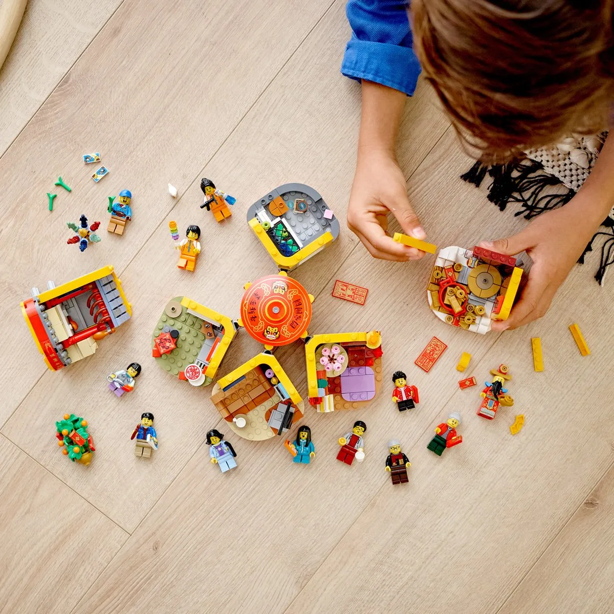 LEGO 80108 Tradities Chinees Nieuwjaar - 1066 Stukken - 12 Minifiguren