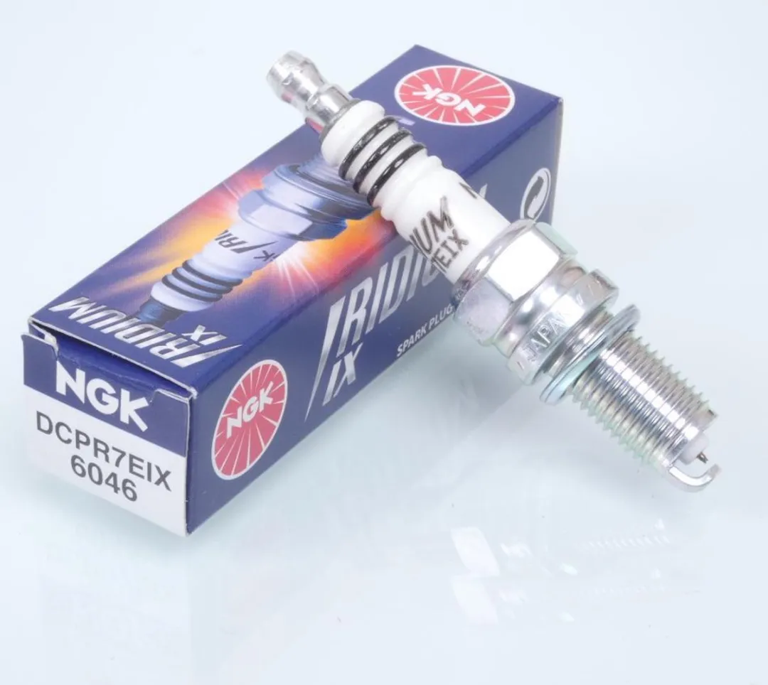 NGK Bougie D16 voor Harley-Davidson FLHTI Electra Glide - Wit