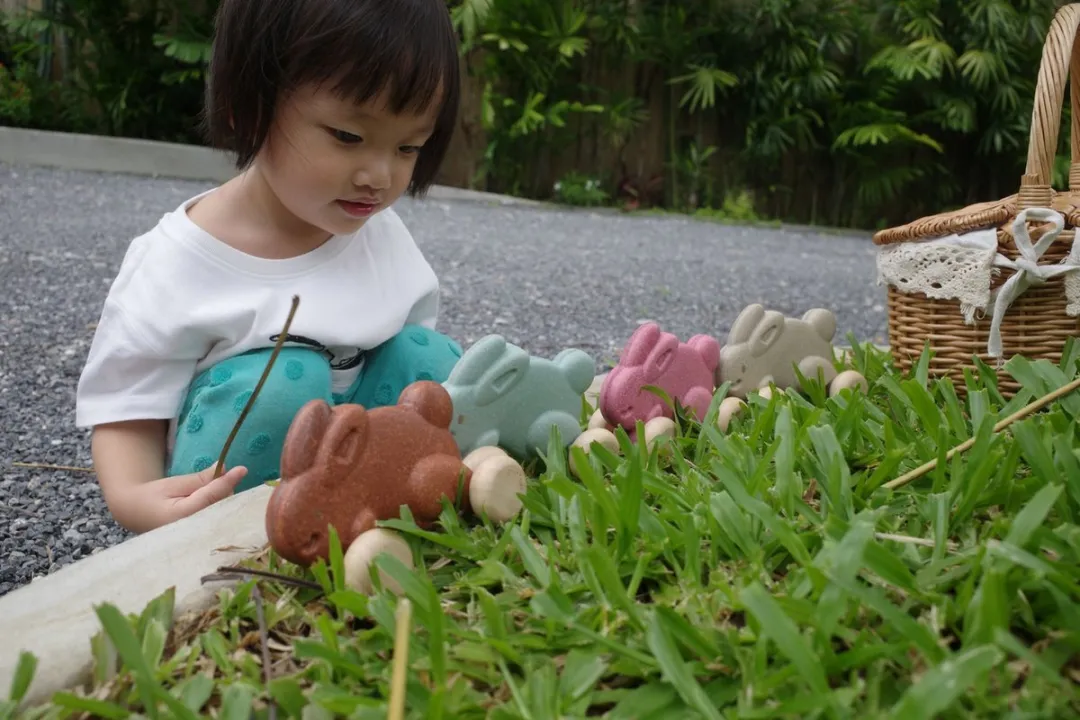 Plan Toys houten konijn op wielen - bruin.