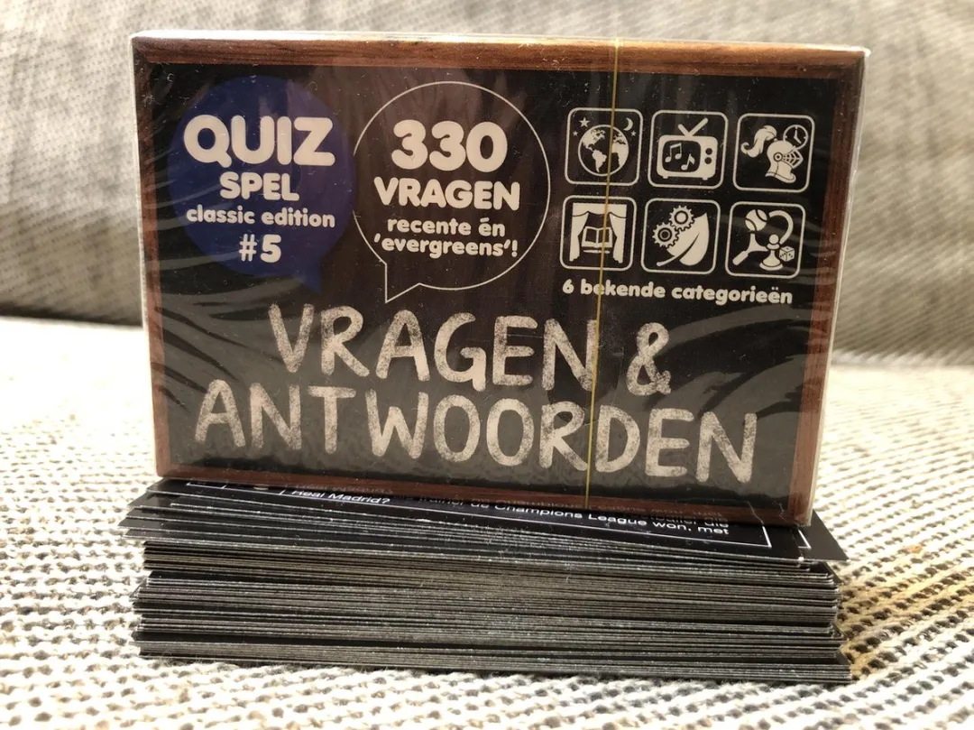 Vragen & Antwoorden #5 - Kaartspel - Pocketformaat Trivia Quiz en Aanvulset / Uitbreiding - 330 NIEUWE NEDERLANDSE VRAGEN!