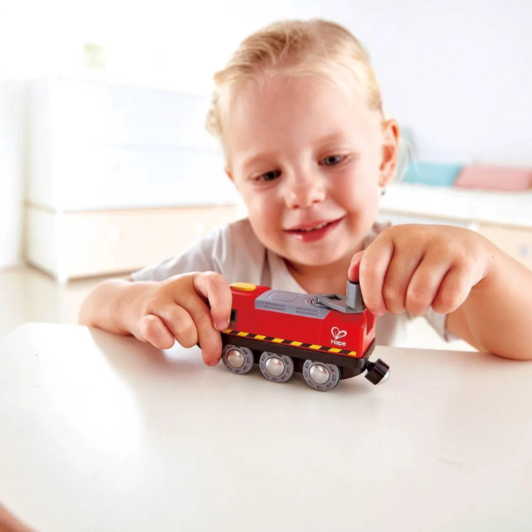 Hape Charge 'n' Go Trein E3874 - Rood