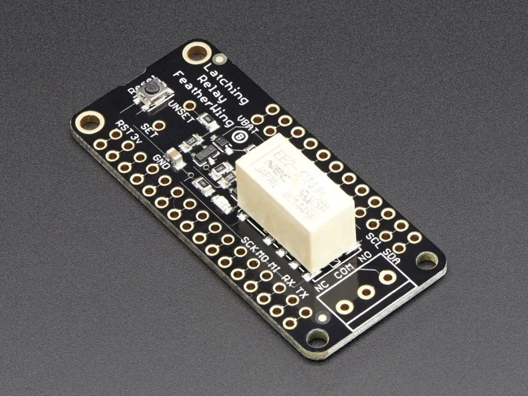 Adafruit Latching Mini Relay FeatherWing 2923 - Meerkleurig