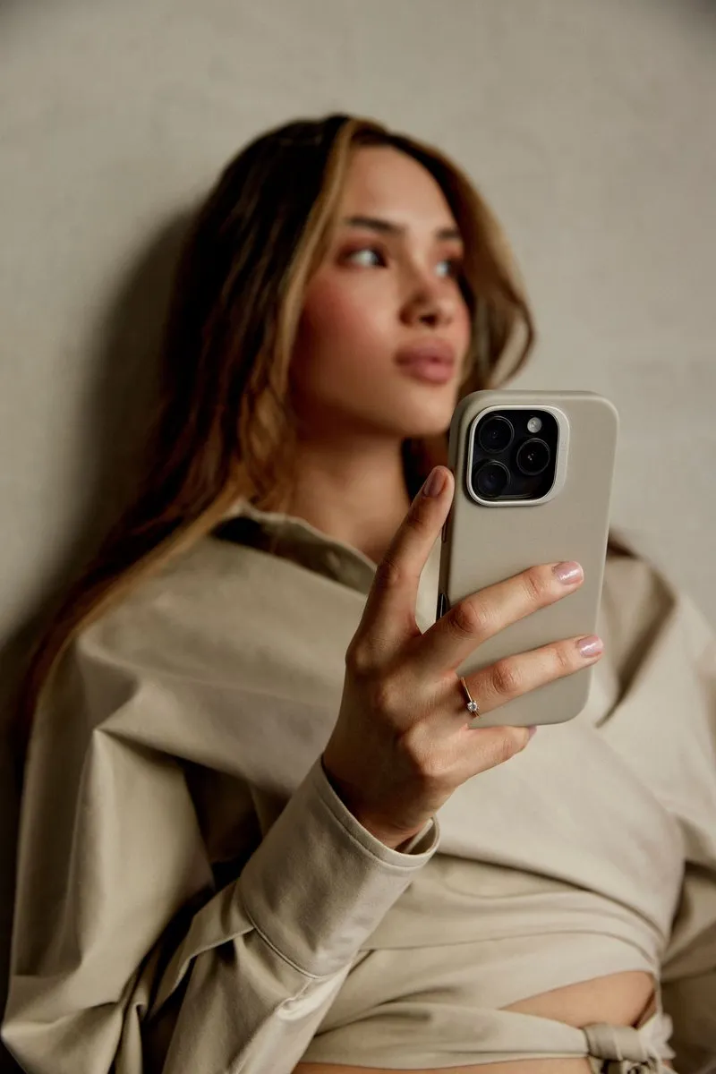 DECODED Leren Hoesje Geschikt voor iPhone 16 Plus - Gemaakt van Premium ECCO Leer - Geschikt voor MagSafe - Clay Beige