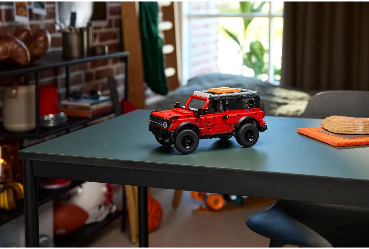 LEGO Technic Ford Bronco SUV 42213 - 943 Stukken - Multicolor