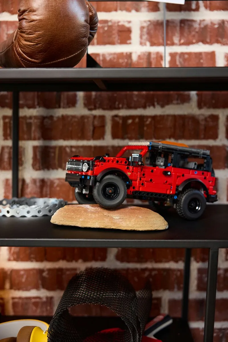 LEGO Technic Ford Bronco SUV 42213 - 943 Stukken - Multicolor