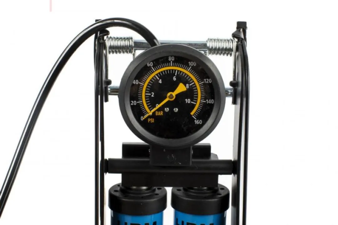 HBM Voetpomp 9 bar - Dubbele cilinder met manometer