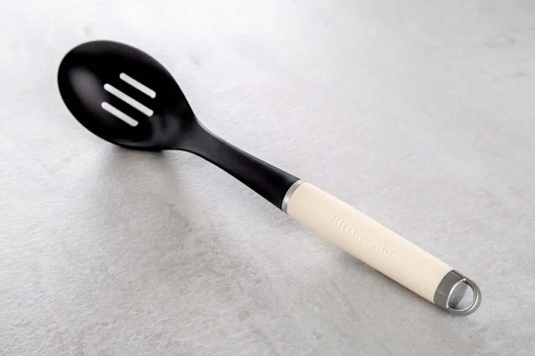 KitchenAid Lepel met Sleuven KAG004OHACE - Crème