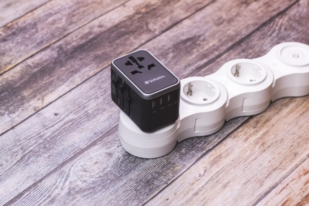 Verbatim UTA-04 Universele Reisadapter - 3x USB-A 2x USB-C 61W