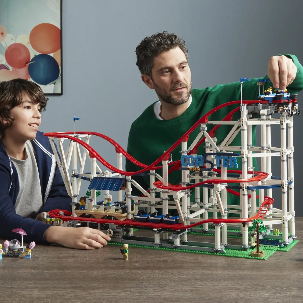 LEGO Creator Expert Achtbaan 10261 - 4124 Stukken - 11 Minifiguren