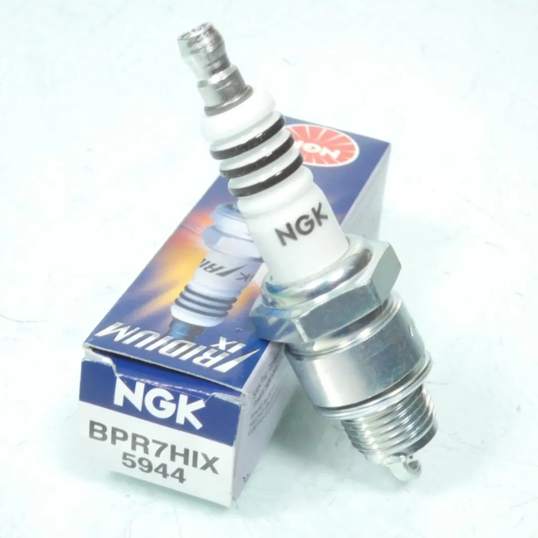 NGK Bougie D7EA - Scooter Suzuki 110 Hokuto 1999-2002 - Wit