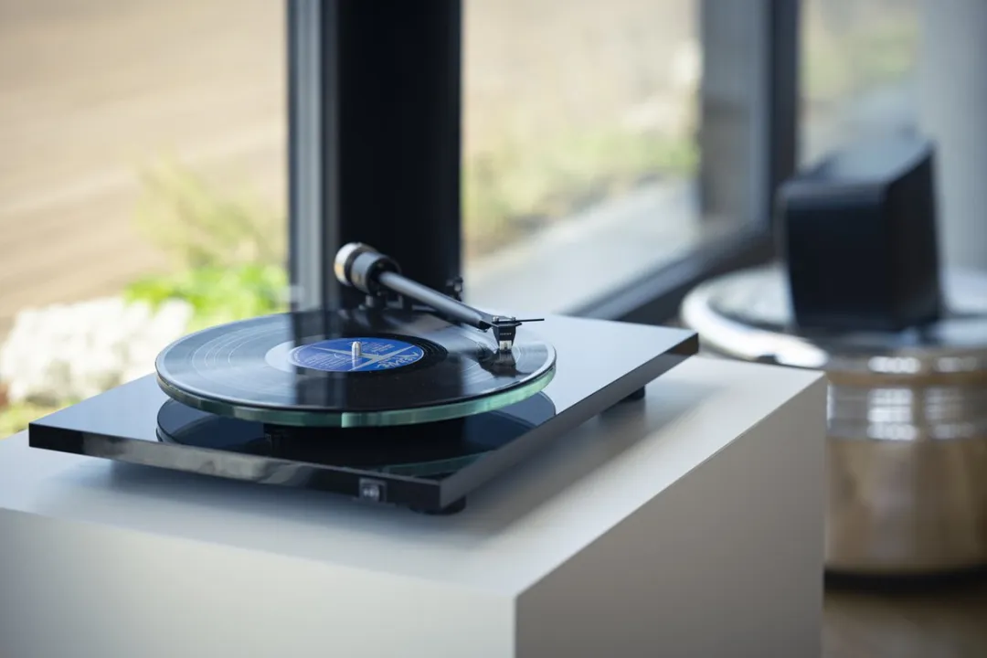 Pro-Ject T2 W Rainier Streaming Platenspeler - Walnoot