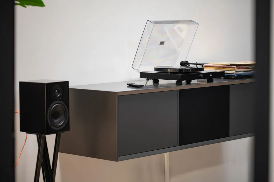 Pro-Ject Jukebox E1 OM5e Platenspeler Versterker 2x25W - Zwart