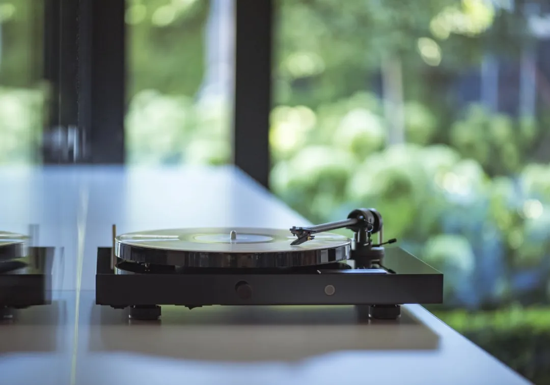 Pro-Ject Jukebox E1 OM5e Platenspeler Versterker 2x25W - Zwart