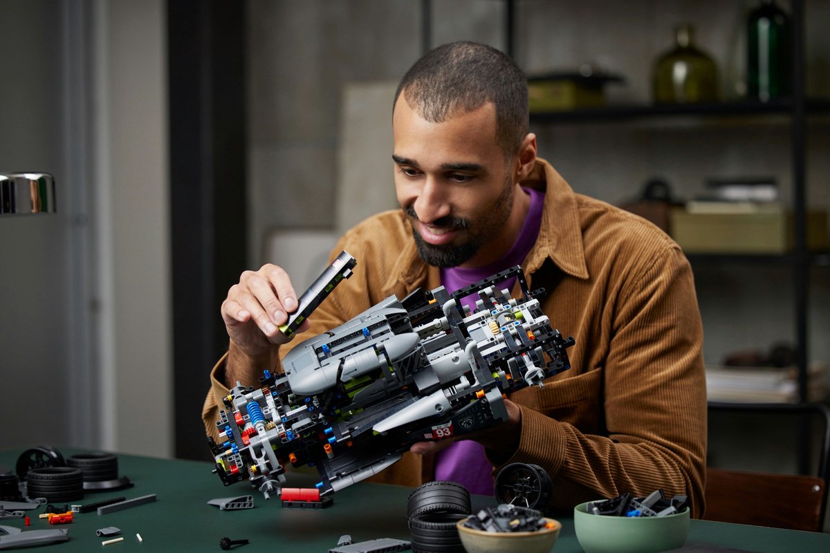 LEGO Technic PEUGEOT 9X8 24H Le Mans Hybrid Hypercar Modelauto Bouwpakket voor Volwassenen - 42156