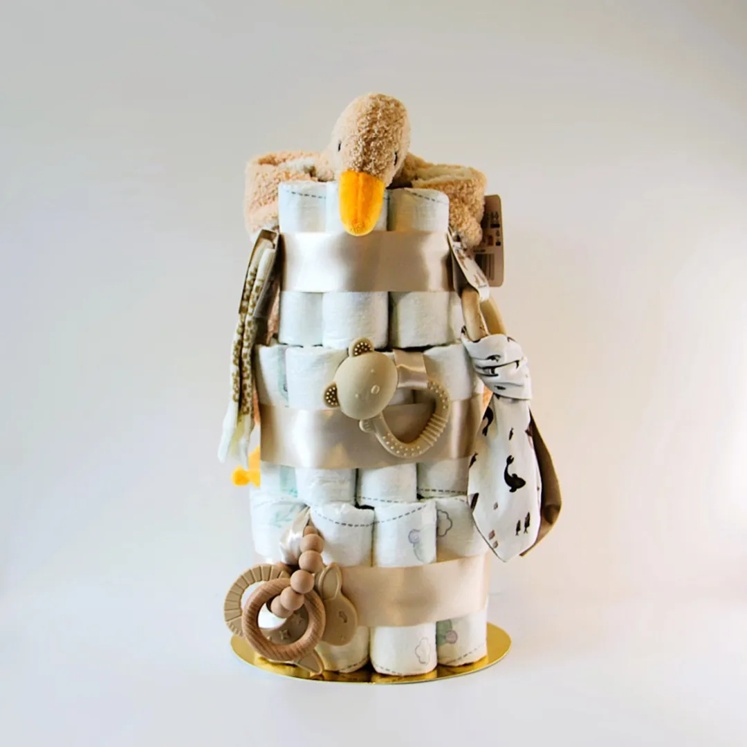 Pampers Luiertaart Beige - Kraamcadeau met Knuffeldoek & Speelgoed