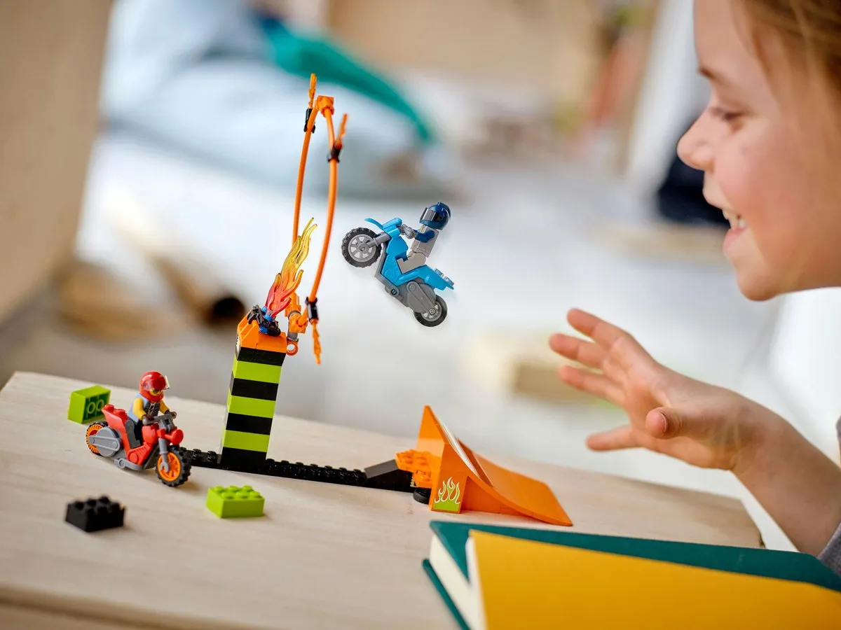 LEGO City Stuntz Stuntcompetitie 60299 - 2 Minifiguren