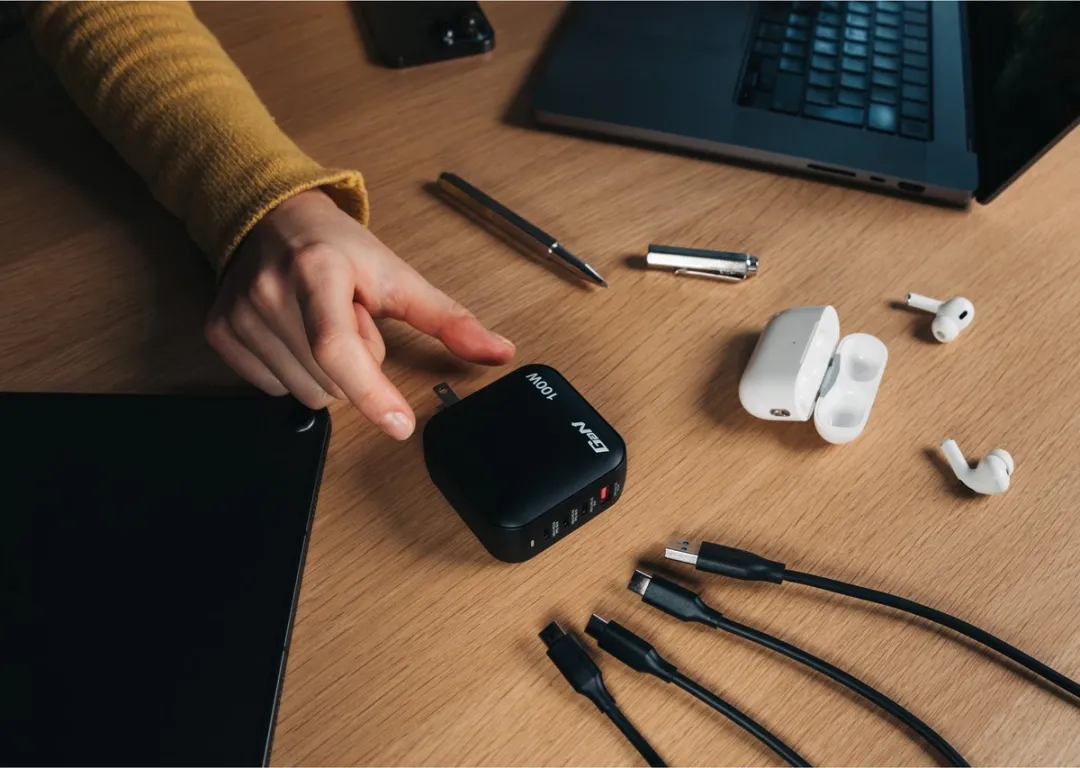 Verbatim Mini Gan 100W Wandlader - 3x USB-C PD + 1x USB-A - Zwart