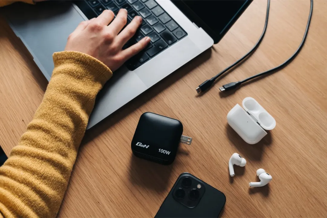 Verbatim Mini Gan 100W Wandlader - 3x USB-C PD + 1x USB-A - Zwart