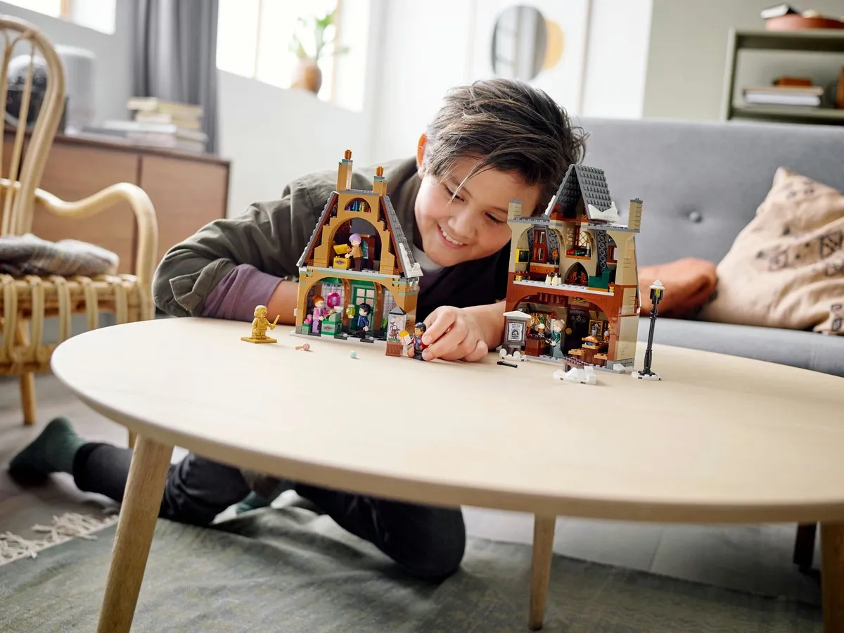 LEGO Harry Potter Zweinsveld Dorpsbezoek 76388 - 851 Stukken - afbeelding 2 van 6