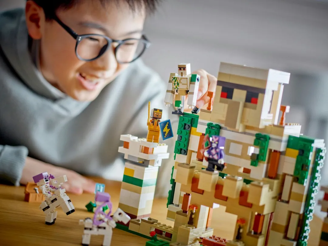 LEGO Minecraft IJzergolemfort 21250 - 868 Stukken