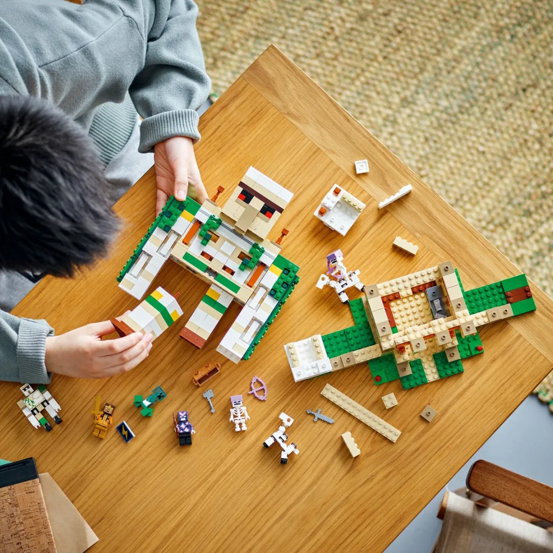 LEGO Minecraft IJzergolemfort 21250 - 868 Stukken