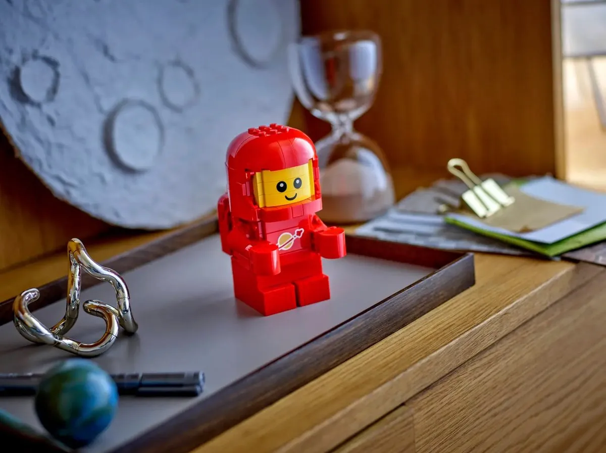 LEGO Grote Babyastronaut 40767 - 250 Stukken - Rood - afbeelding 2 van 6