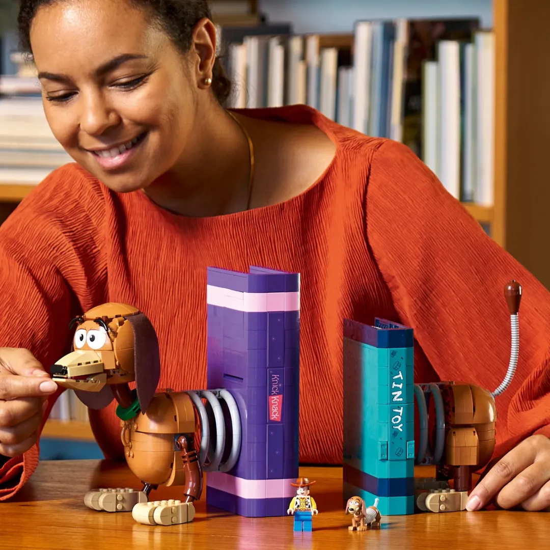 LEGO Disney Pixar Toy Story Slinky Hond Boekensteunen 43301 - 1311 Stukken
