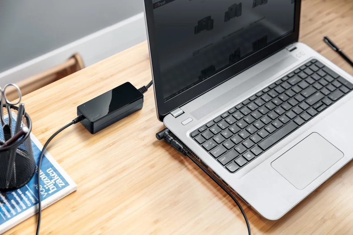 Trust Xumo Laptop Oplader 90W - Zwart