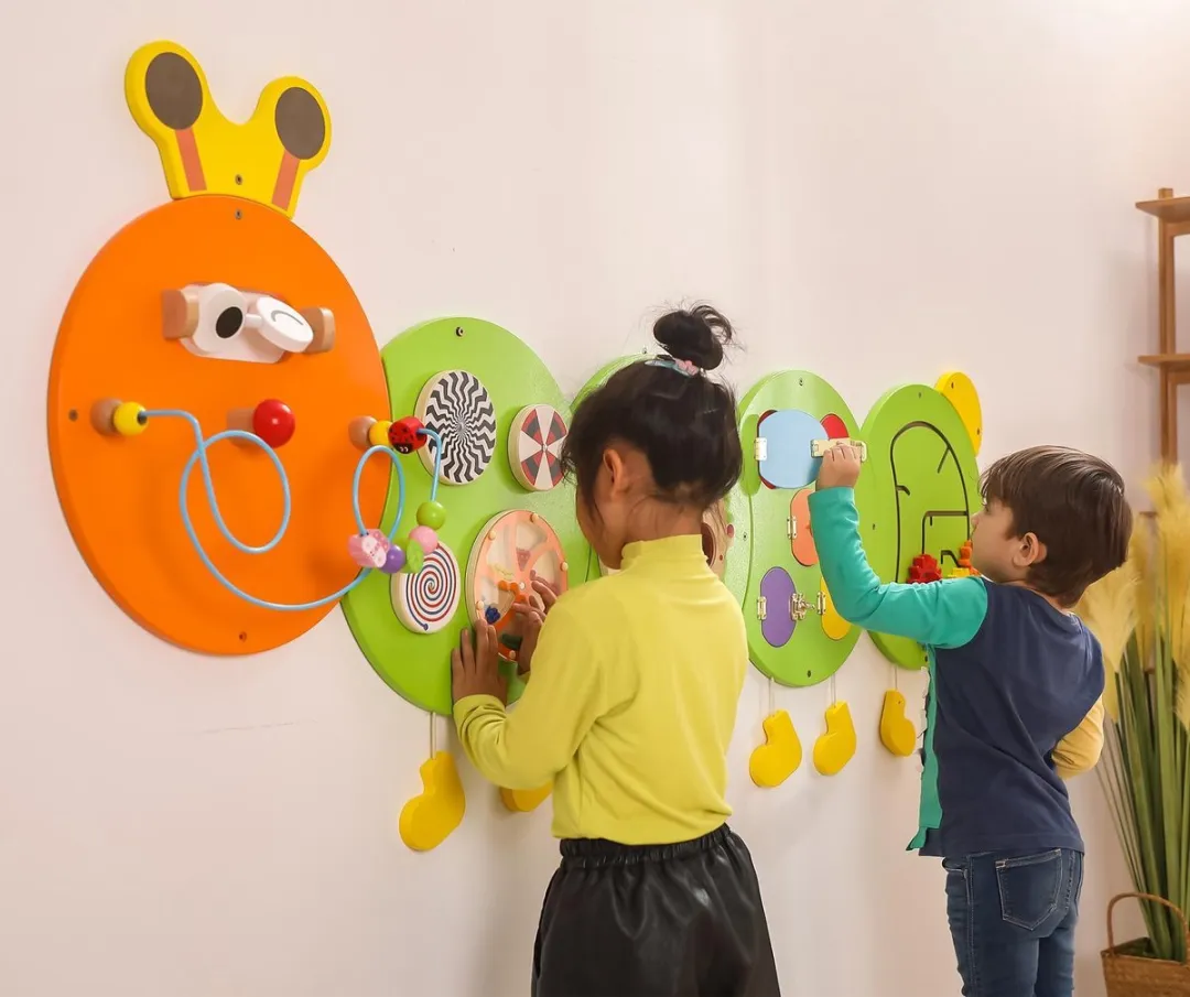 Viga Toys Houten Wandspeelbord Rups 185cm - Oranje