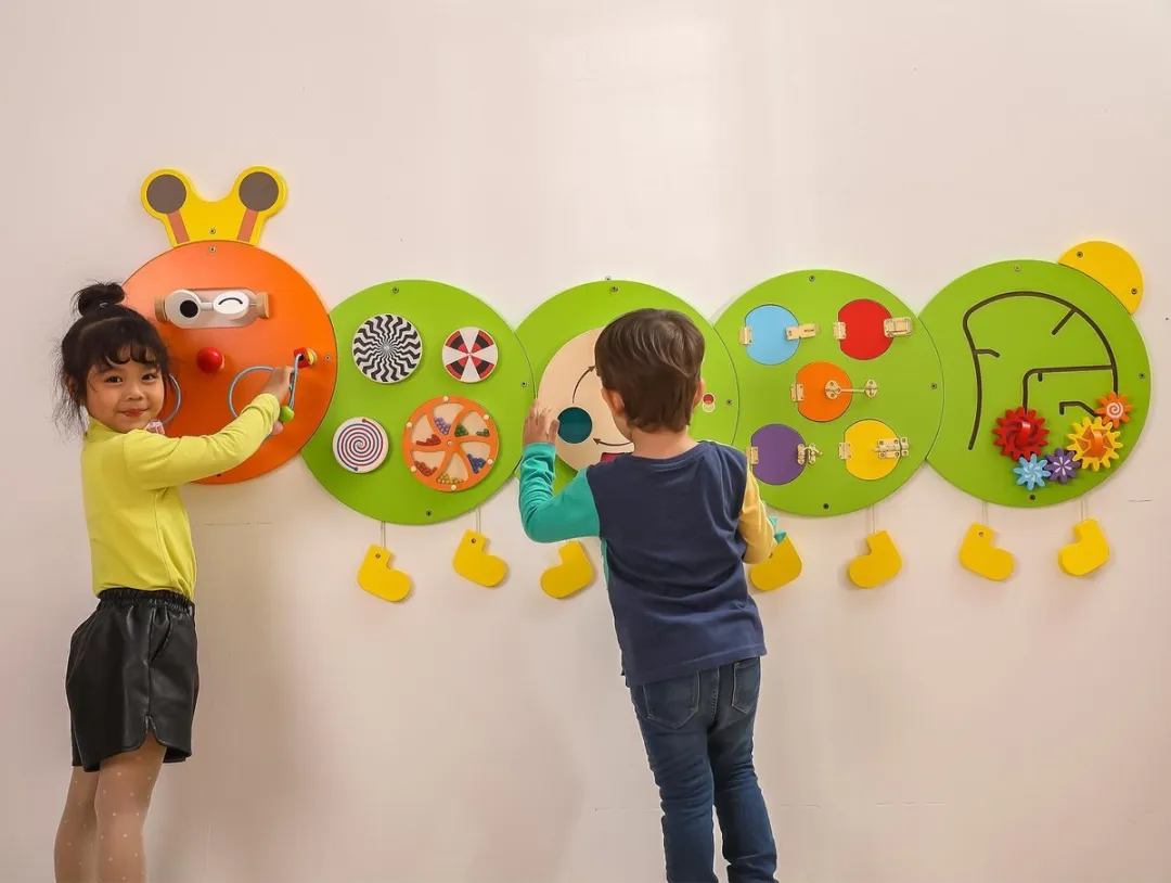 Viga Toys Houten Wandspeelbord Rups 185cm - Oranje - afbeelding 6 van 6